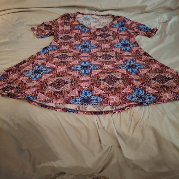 LuLaRoe Women's Pink and Blue Geometric Short Sleeve Top - Picture 3 of 6